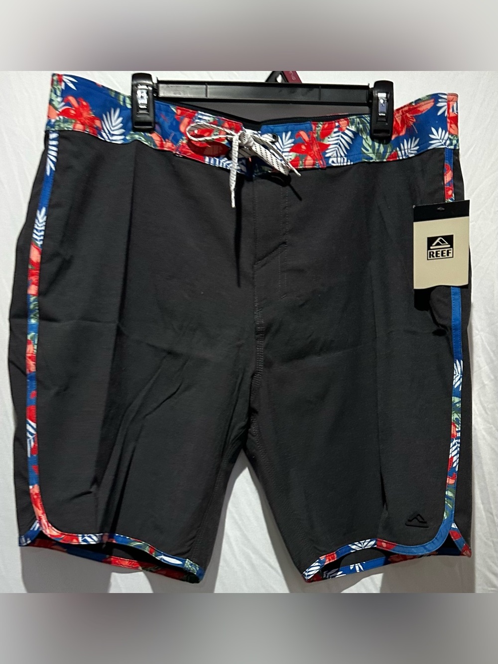 Reef Men's Mullen Caviar Woven Boardshorts
19in OutSeam - Size 36